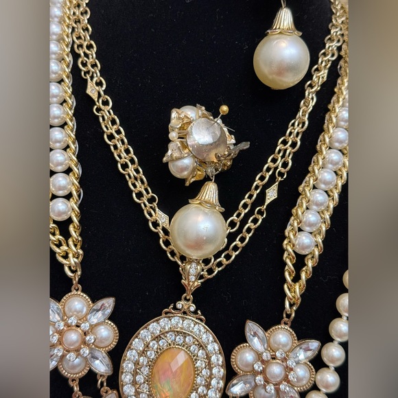 Elegant Gold and Pearl Floral Necklace Set - Picture 9 of 13